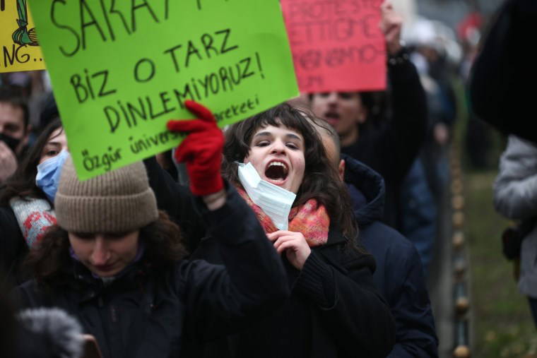 Öğrenciler sokaklara döküldü: Protestolardan dikkat çeken kareler