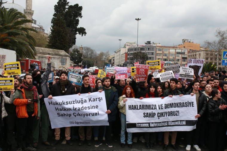 Öğrenciler sokaklara döküldü: Protestolardan dikkat çeken kareler