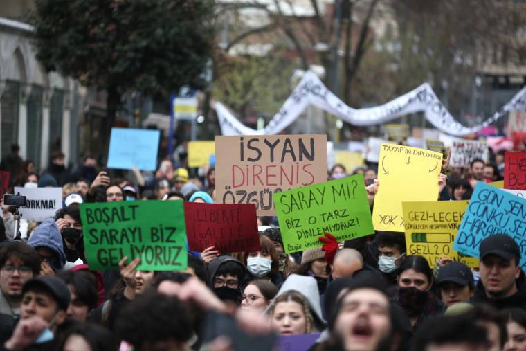 Öğrenciler sokaklara döküldü: Protestolardan dikkat çeken kareler