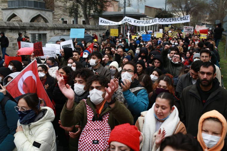 Öğrenciler sokaklara döküldü: Protestolardan dikkat çeken kareler