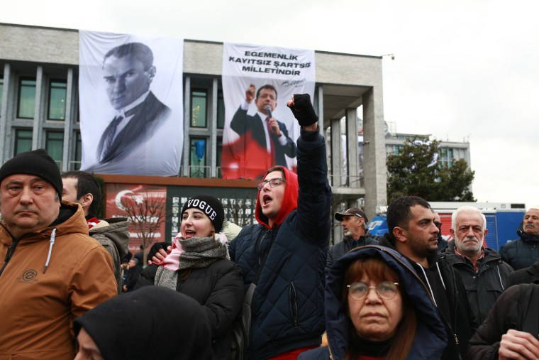 Öğrenciler sokaklara döküldü: Protestolardan dikkat çeken kareler