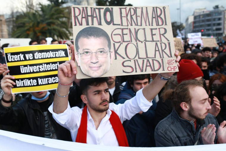 Öğrenciler sokaklara döküldü: Protestolardan dikkat çeken kareler