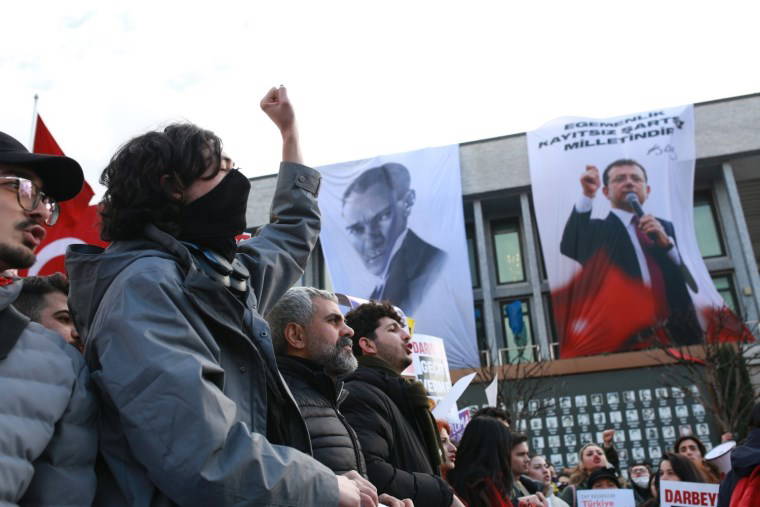 Öğrenciler sokaklara döküldü: Protestolardan dikkat çeken kareler