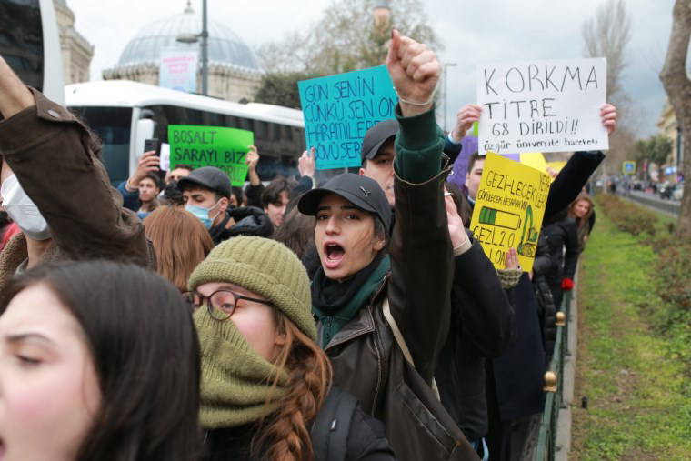 Öğrenciler sokaklara döküldü: Protestolardan dikkat çeken kareler