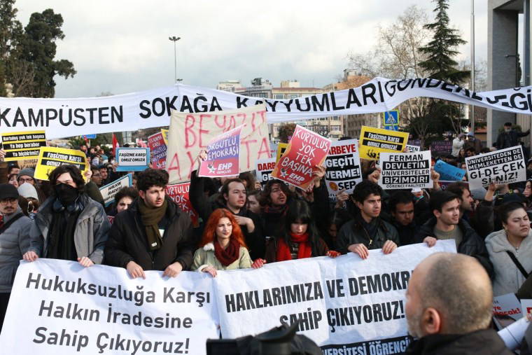 Öğrenciler sokaklara döküldü: Protestolardan dikkat çeken kareler