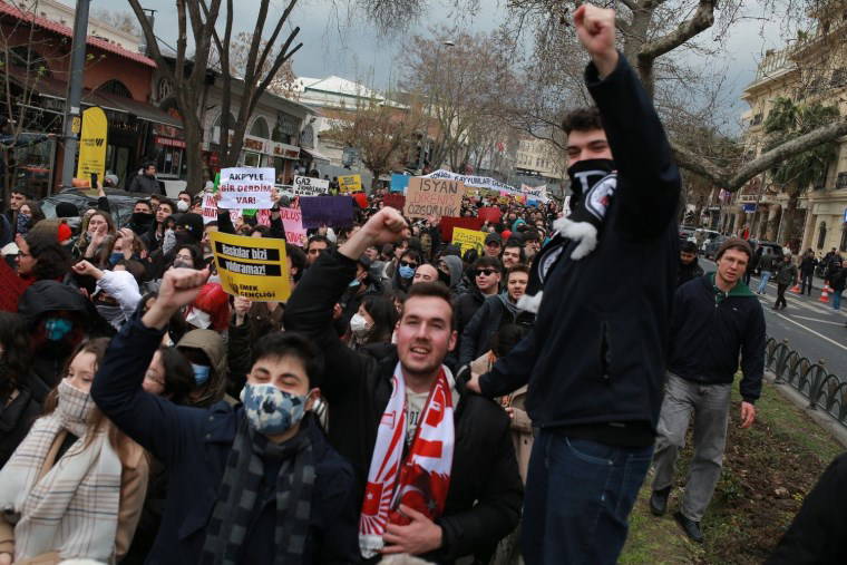 Öğrenciler sokaklara döküldü: Protestolardan dikkat çeken kareler