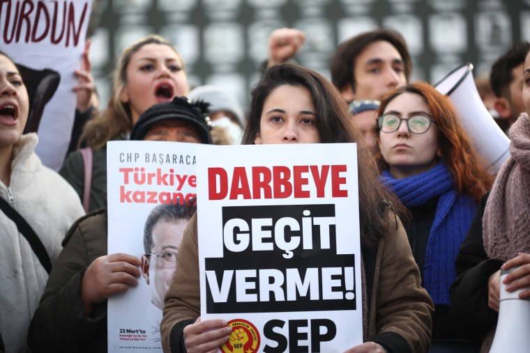 Öğrenciler sokaklara döküldü: Protestolardan dikkat çeken kareler