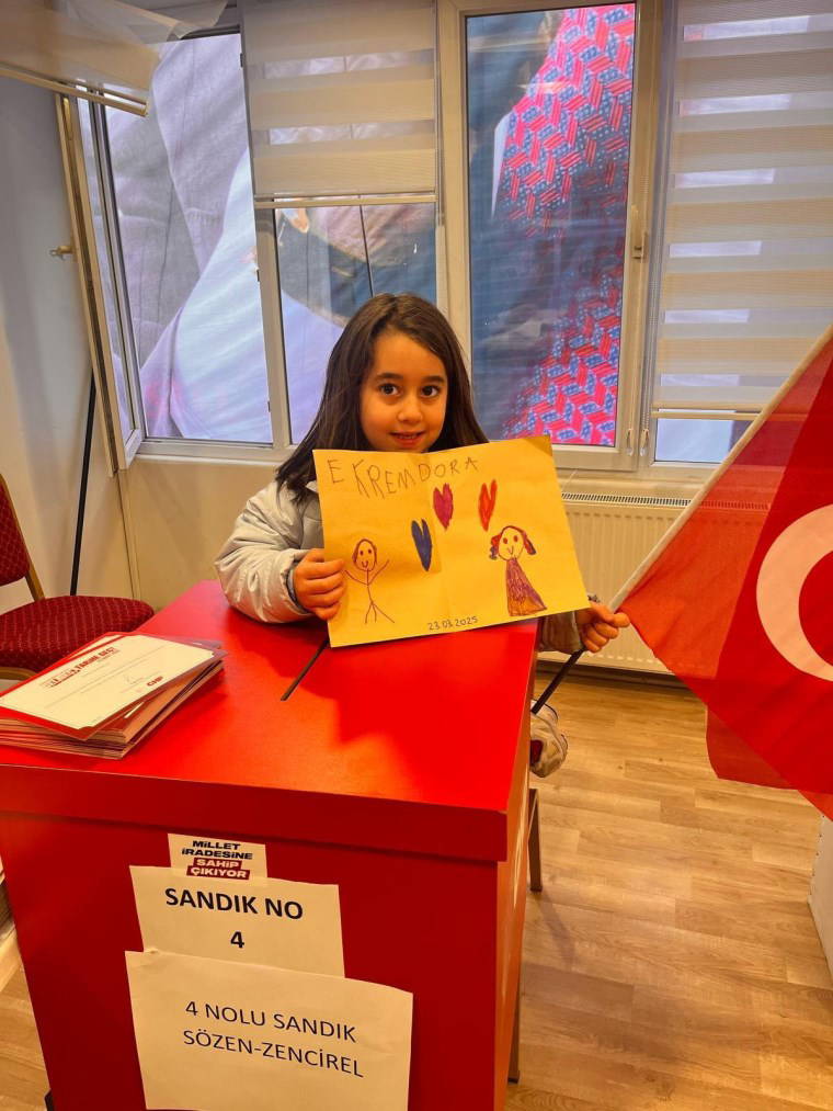 CHP'de önseçim: Çocuklar da 'İmamoğlu' için sandık başına gitti