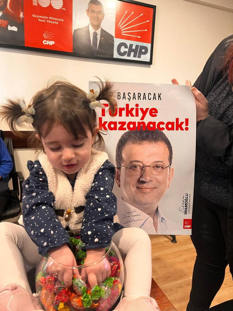 CHP'de önseçim: Çocuklar da 'İmamoğlu' için sandık başına gitti