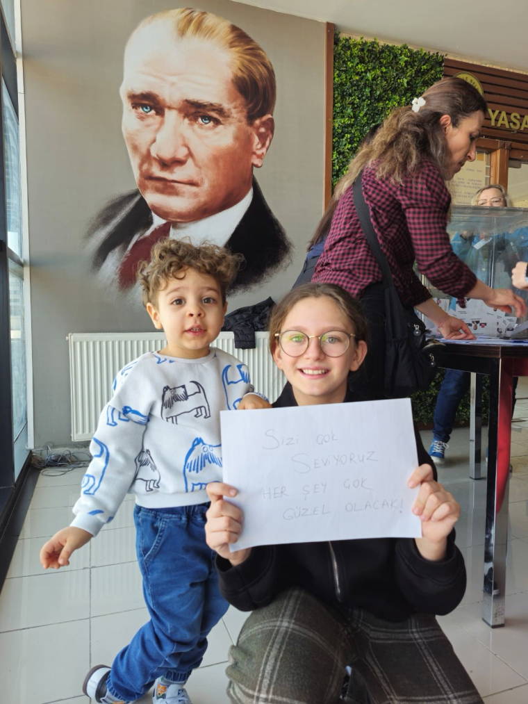 CHP'de önseçim: Çocuklar da 'İmamoğlu' için sandık başına gitti