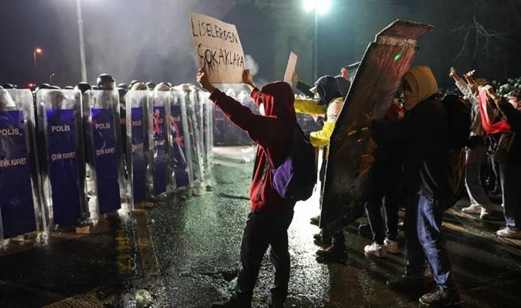 Dünya Türkiye'de yaşananları bu manşetlerle duyurdu: 