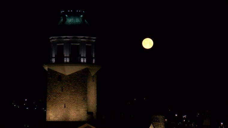 Baharın habercisi 'Pembe Ay' İstanbul’u aydınlattı!