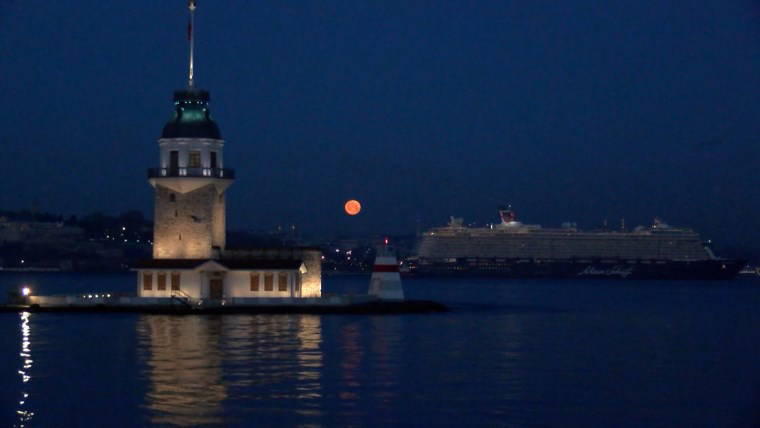 Baharın habercisi 'Pembe Ay' İstanbul’u aydınlattı!