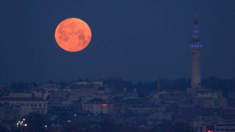 Baharın habercisi 'Pembe Ay' İstanbul’u aydınlattı!