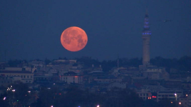 Baharın habercisi 'Pembe Ay' İstanbul’u aydınlattı!