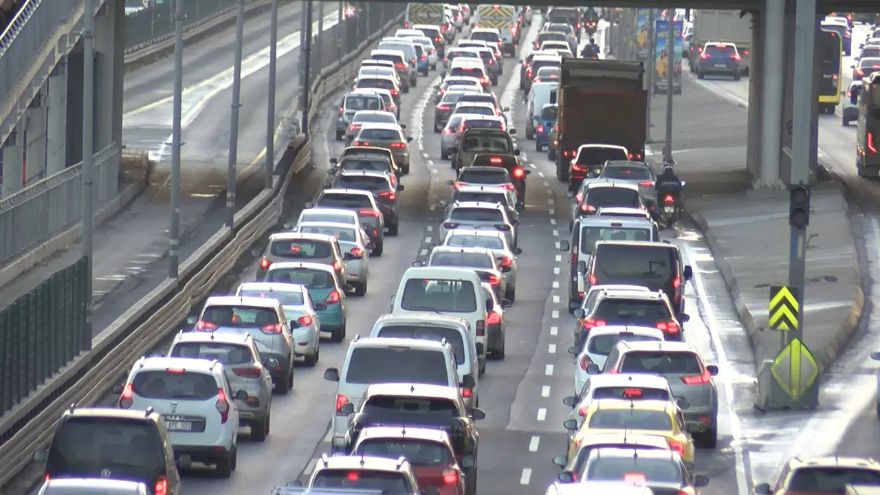 İstanbul'da haftanın ilk iş gününde trafik yoğunluğu!