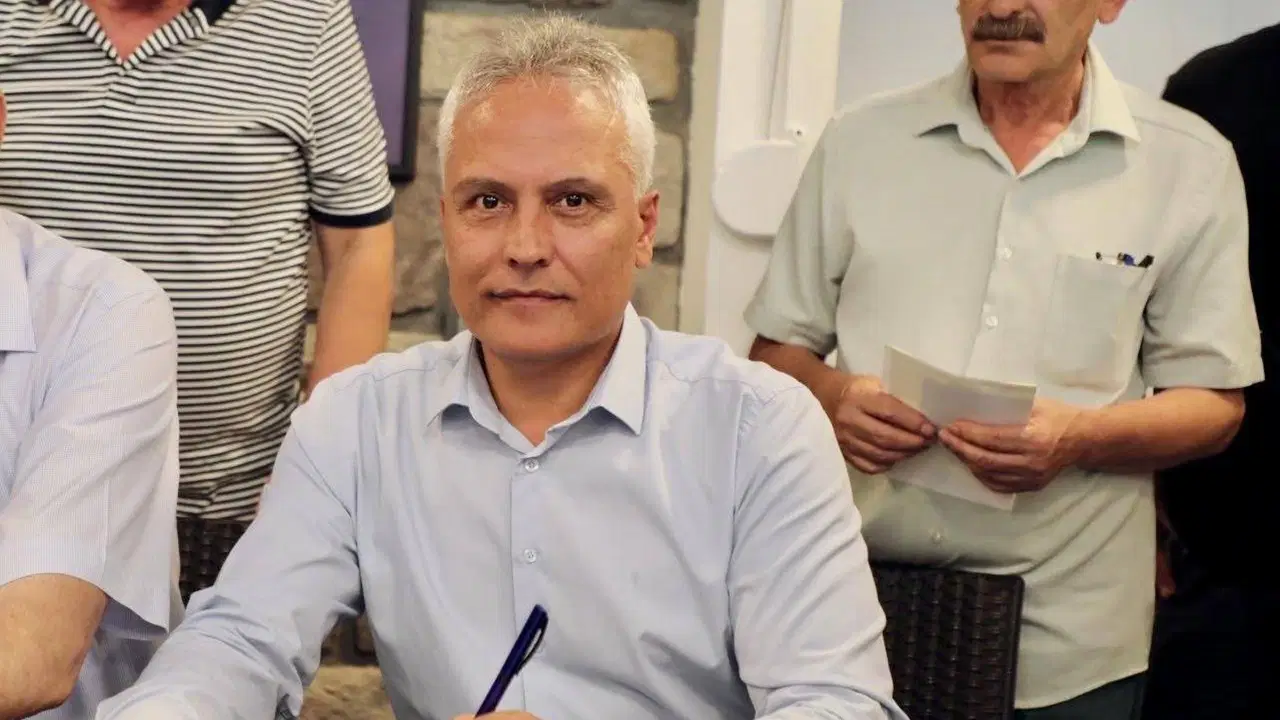 CHP'den istifa etmişti: Belediye meclis üyeleriyle YENİ Parti'ye geçti
