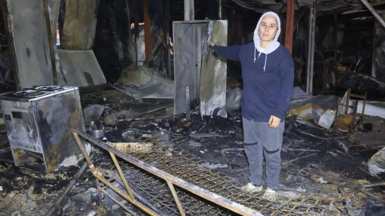 Depremde evleri yıkılan aile yangınla birlikte ikinci kez yuvasız kaldı