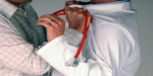 Genel Sağlık-İş Genel Başkanı Dr. Uğur'dan hekime şiddete tepki: 'Yanlış sağlık politikalarının ve cezasızlık algısının ürünüdür'