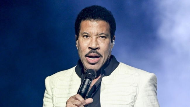 Lionel Richie sahnede rahatsızlandı: Konseri yarıda kesti