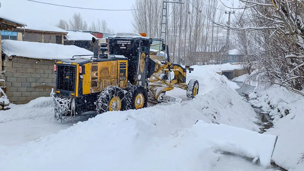 Van'da yoğun kar: 287 yerleşim yeri yolundan 89'u ulaşıma açıldı