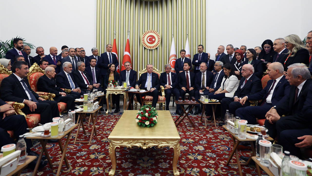 Gündem olan o fotoğrafın arka planı sızdı: 'O kare, tamamen önceden kurgulanmış bir sahne...'
