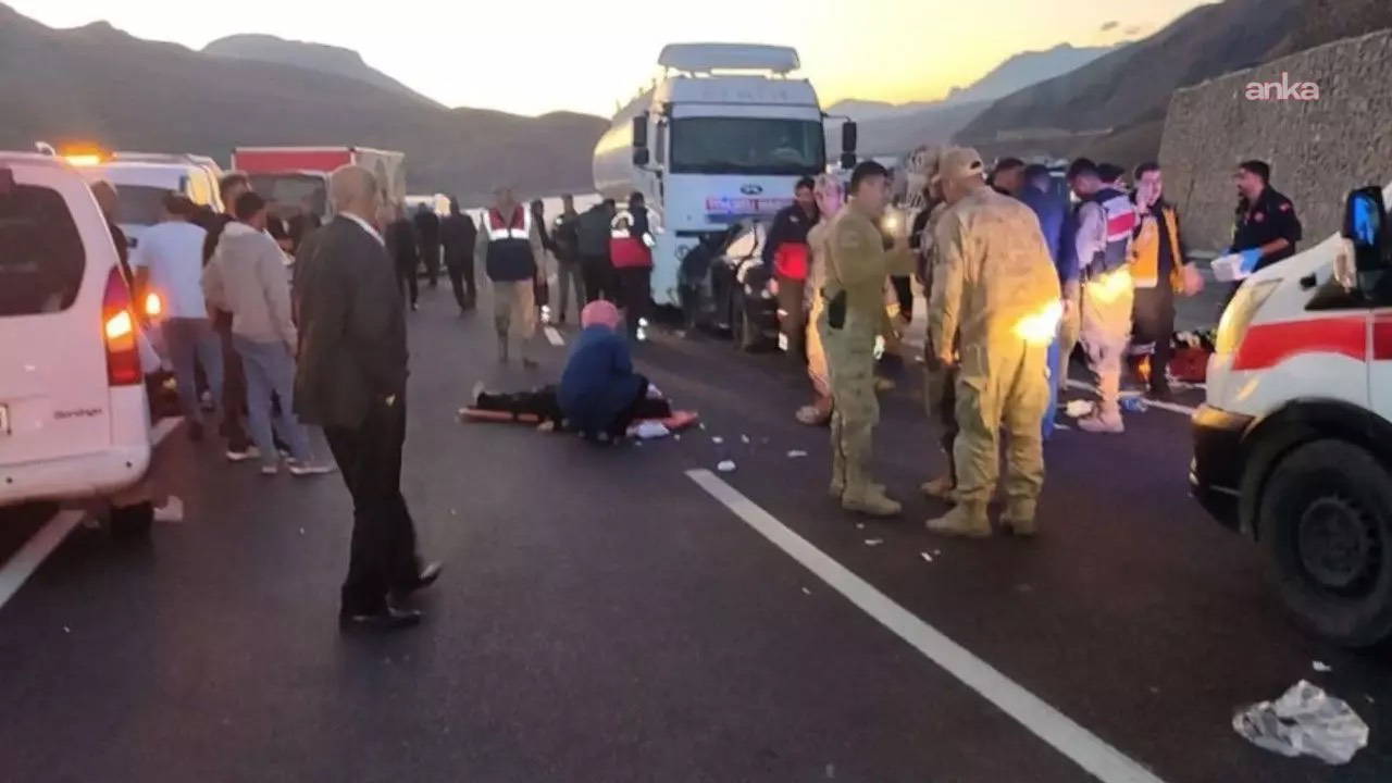 Hakkari-Van karayolunda trafik kazası: 2 ölü, 5 yaralı