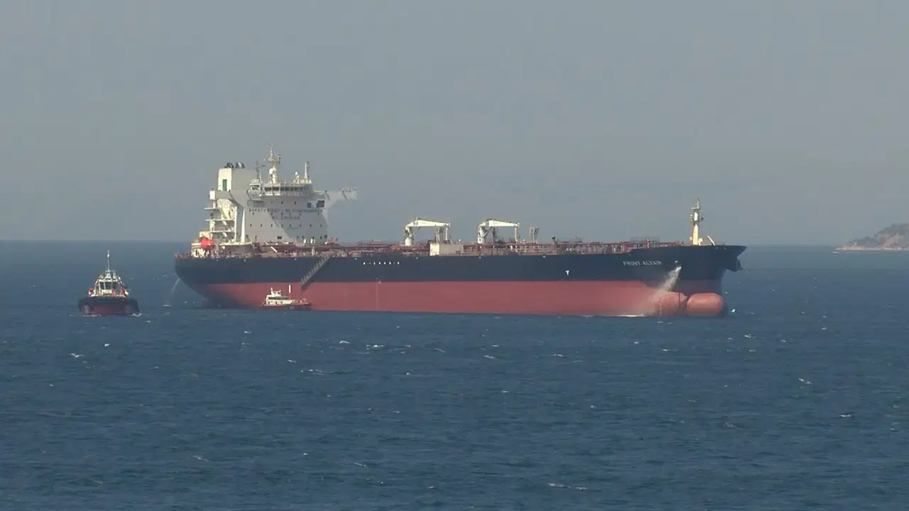 Çanakkale Boğazı'nda arıza yapan tanker demirletildi