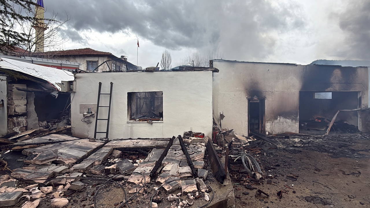 Karabük'te korkutan yangın: 4 ev, ahır ve traktör yandı, 2 büyükbaş öldü