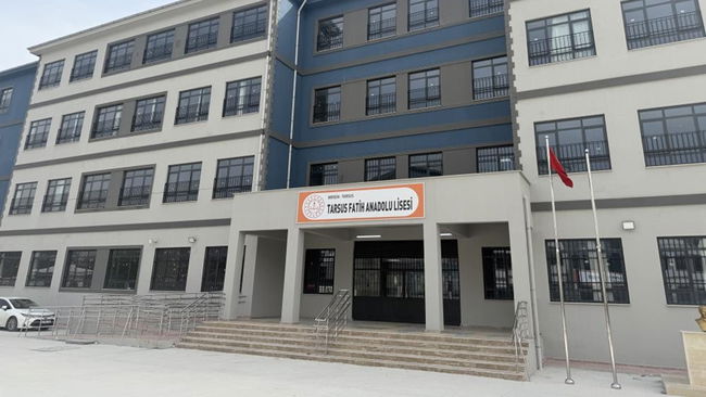 Bir lise öğrencisi okulda silahla yakalandı