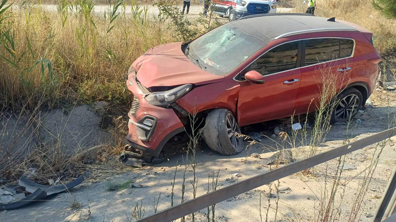 Bilecik’te faciadan dönüldü! Otomobil bankete düştü: 4 yaralı