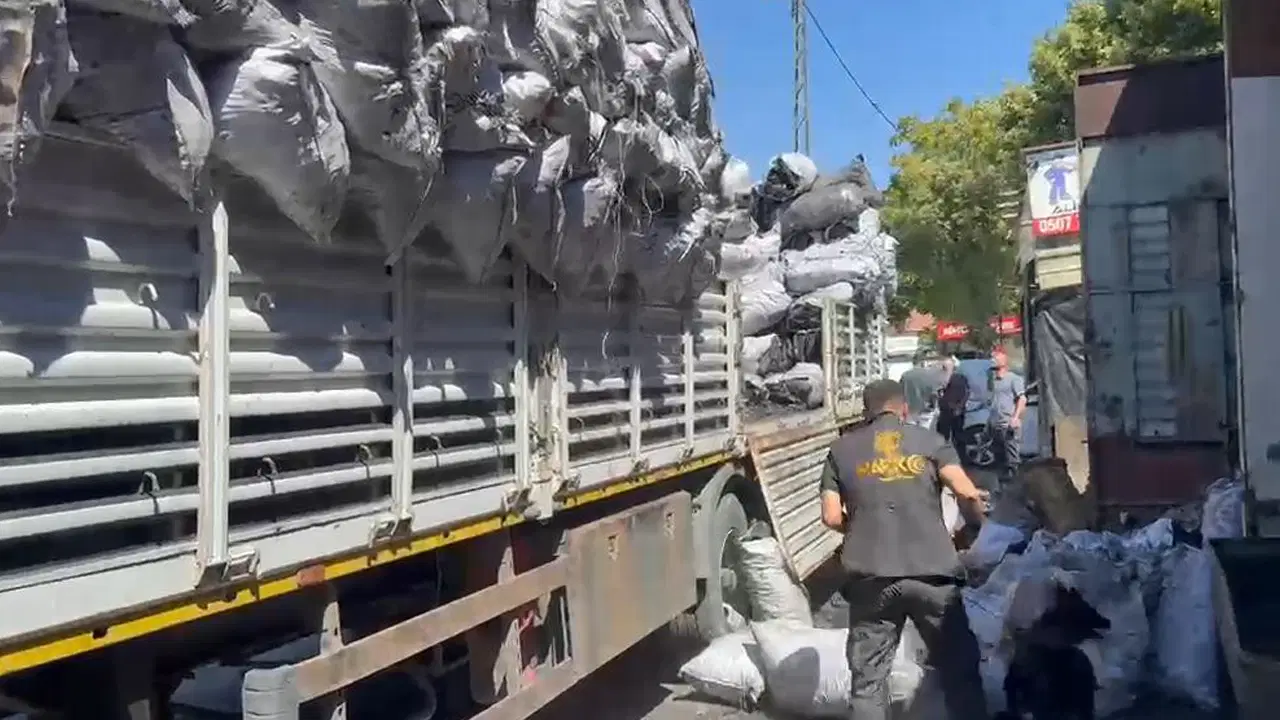 Kömür yüklü TIR'da 1,5 kilo esrar ele geçirildi