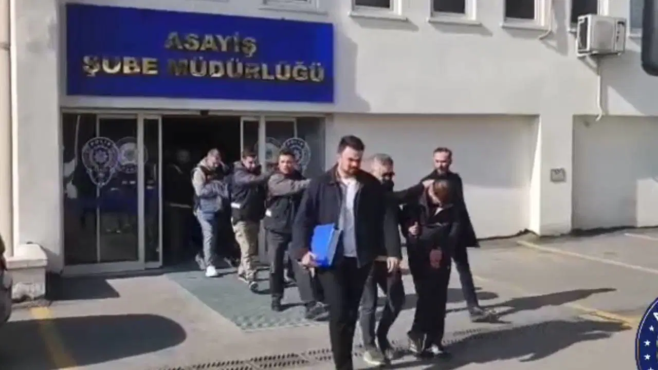 Sosyal medyada tanıştıkları kişileri silahla tehdit edip para alan 15 şüpheli tutuklandı