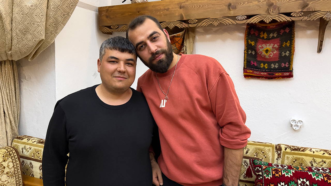 Nefes borusuna çay kaçan arkadaşını Heimlich manevrasıyla kurtardı