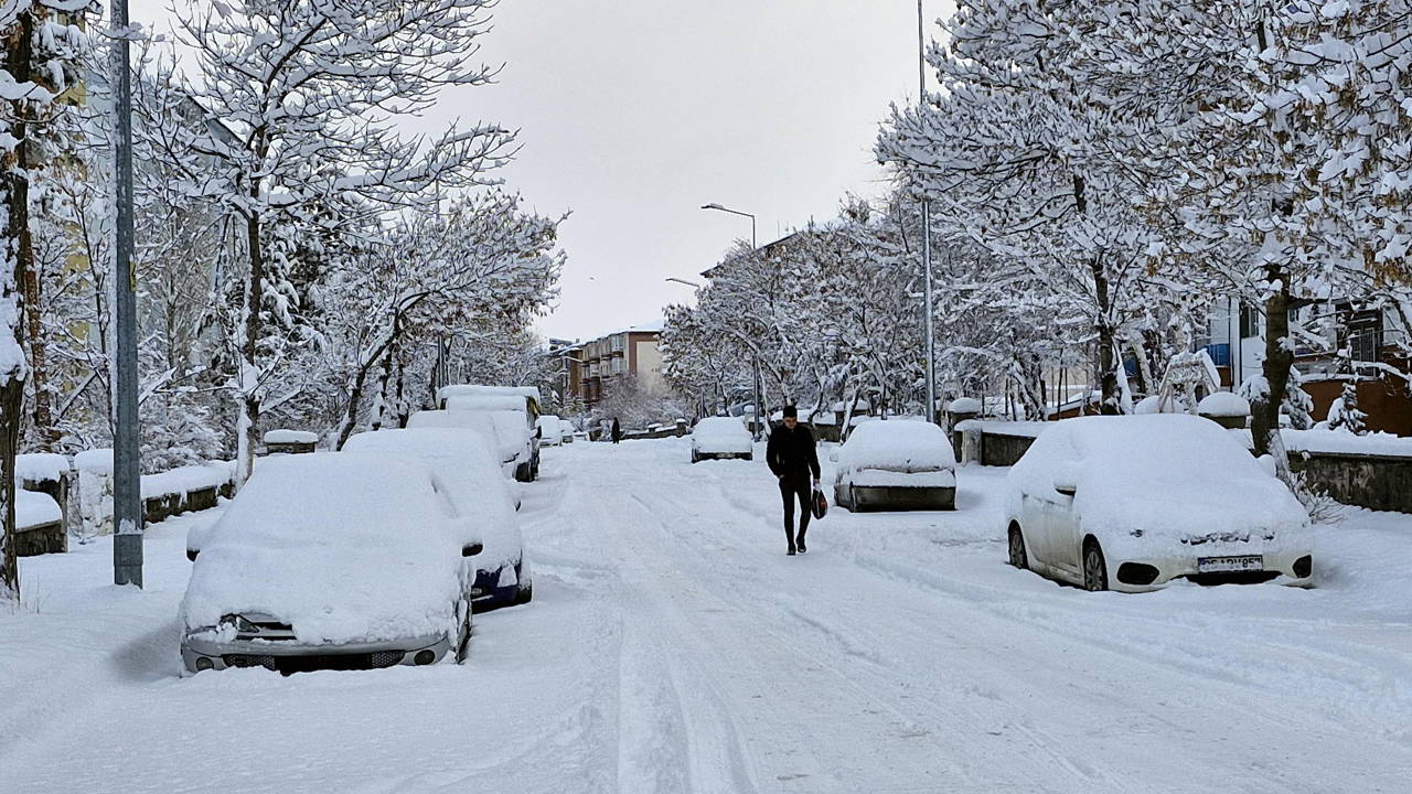 Erzurum'da kar yağışı: 775 mahalle yolu kapandı