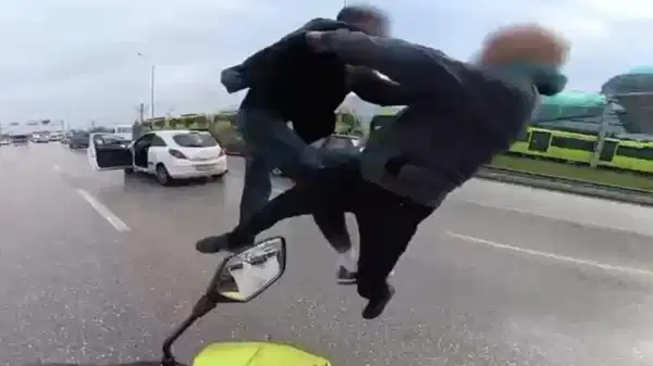 O anlar kamerada: Bursa'da trafikte uçan tekmeli kavga