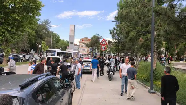 Yol verme kavgasında ortalık karıştı: 1'i polis 5 yaralı