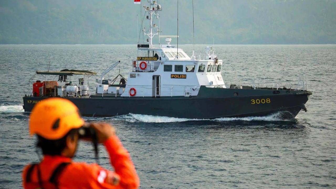Endonezya’da alarm: 241 kişiyi taşıyan gemi için arama başlatıldı