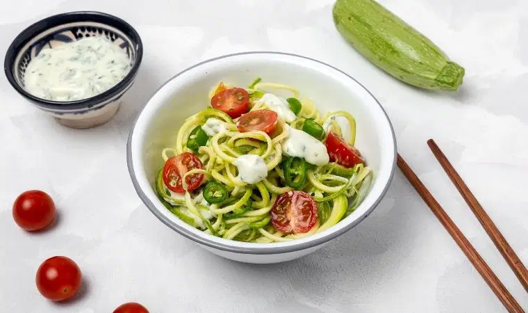 Düşük karbonhidratlı hafif lezzet: Yoğurtlu kabak spagetti tarifi