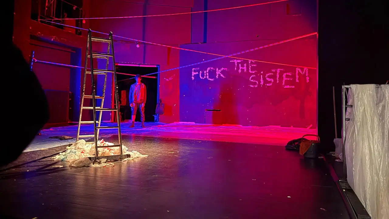 İçerde Polis Var: Bir Erkekliğin Nöbet Defteri