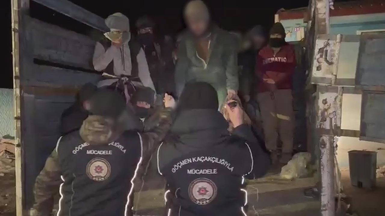Kamyonetten 19 kaçak göçmen çıktı: 3 gözaltı