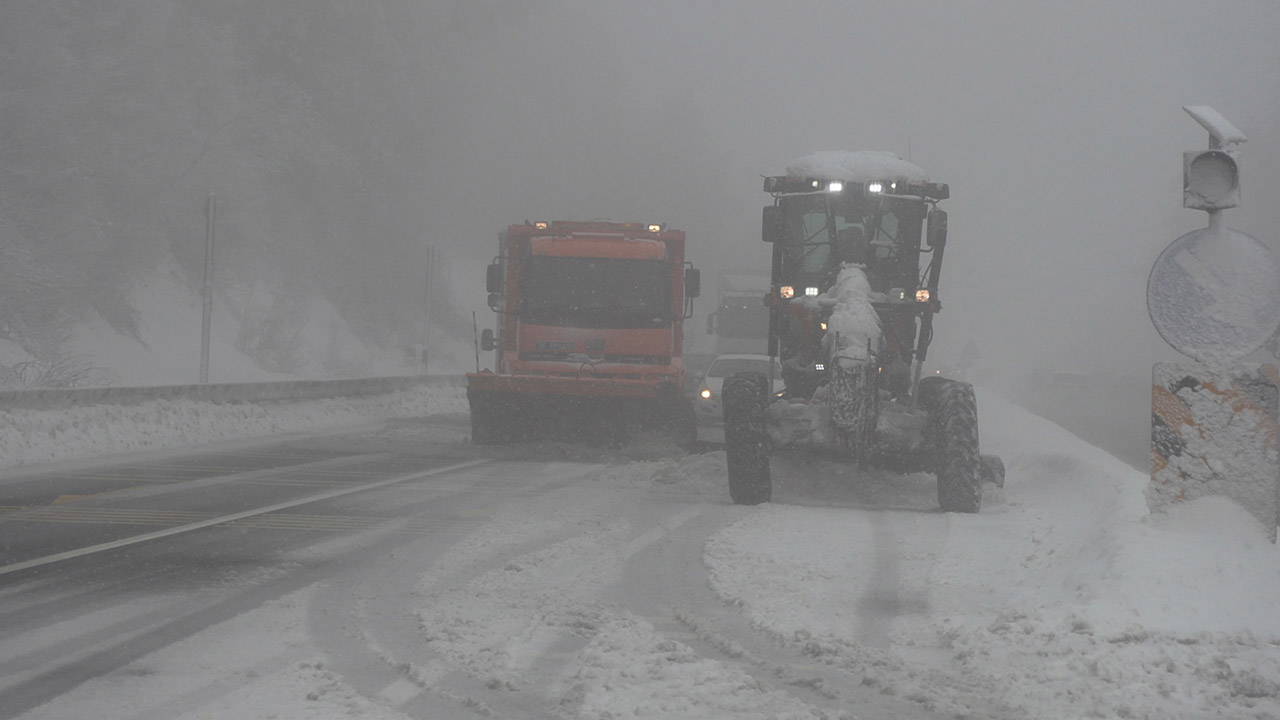 Bolu Dağı’nda kar alarmı: Görüş mesafesi 40 metreye kadar düştü!