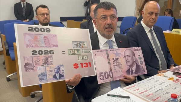 CHP'li Veli Ağbaba'dan Meclis’te 'Şimşek'li banknot protestosu: 'Bu muhteremi tanıyorsunuz'