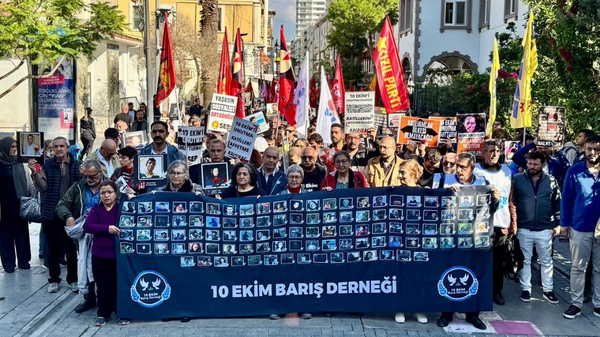 10 Ekim Gar Katliamı'nda yaşamını yitirenler İzmir'de anıldı