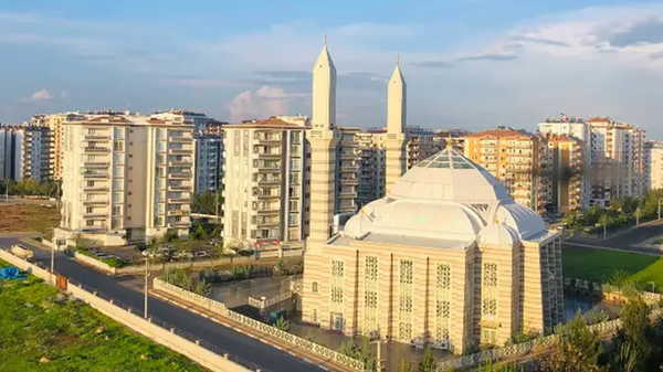 Cami hoparlöründen mahalleye şarkı dinletildi