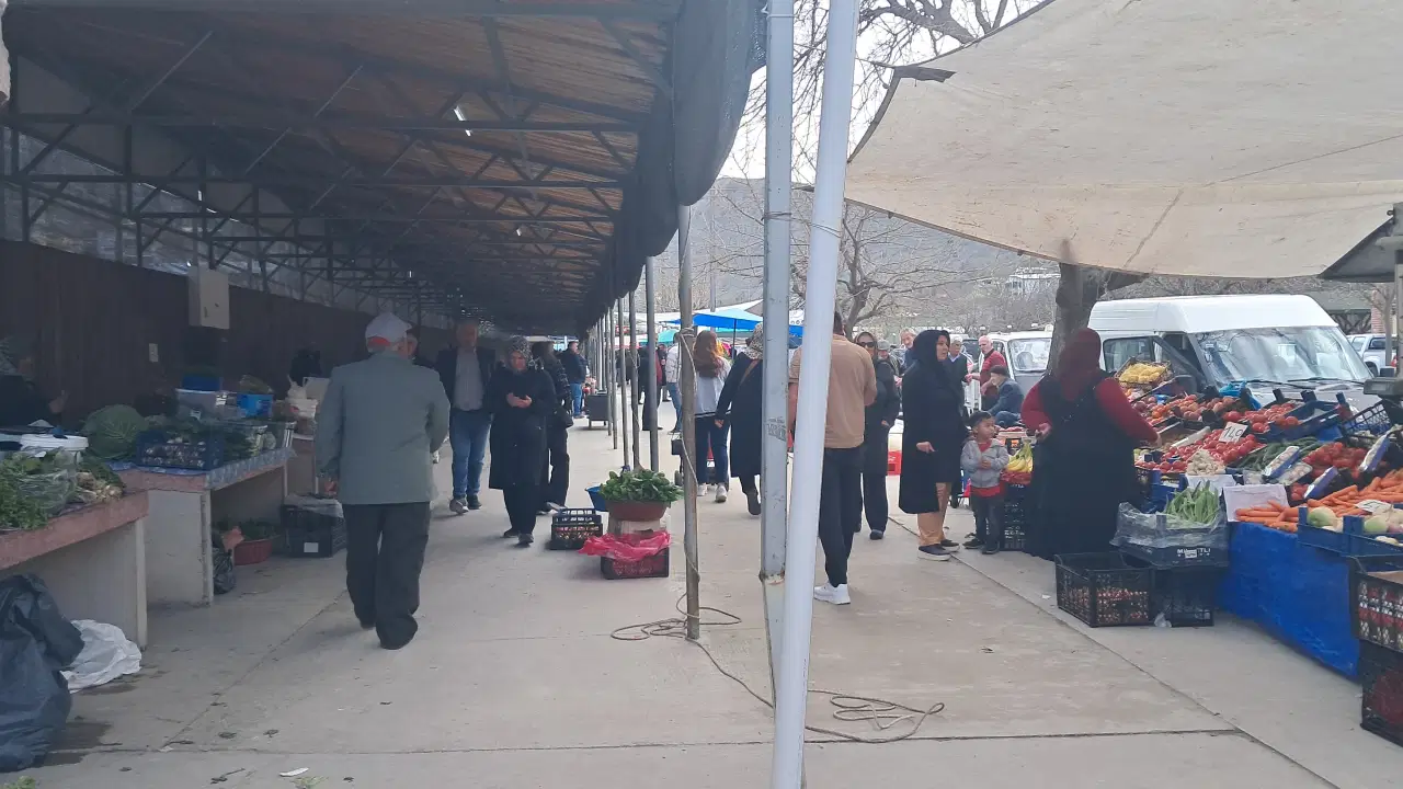 Artvin pazarında esnaftan tepki: '2-3 çuval getiriyoruz satamıyoruz'