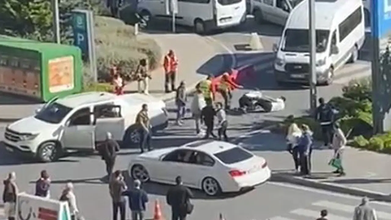 Hastane girişinde kavga: Taraflar tekme tokat birbirine girdi