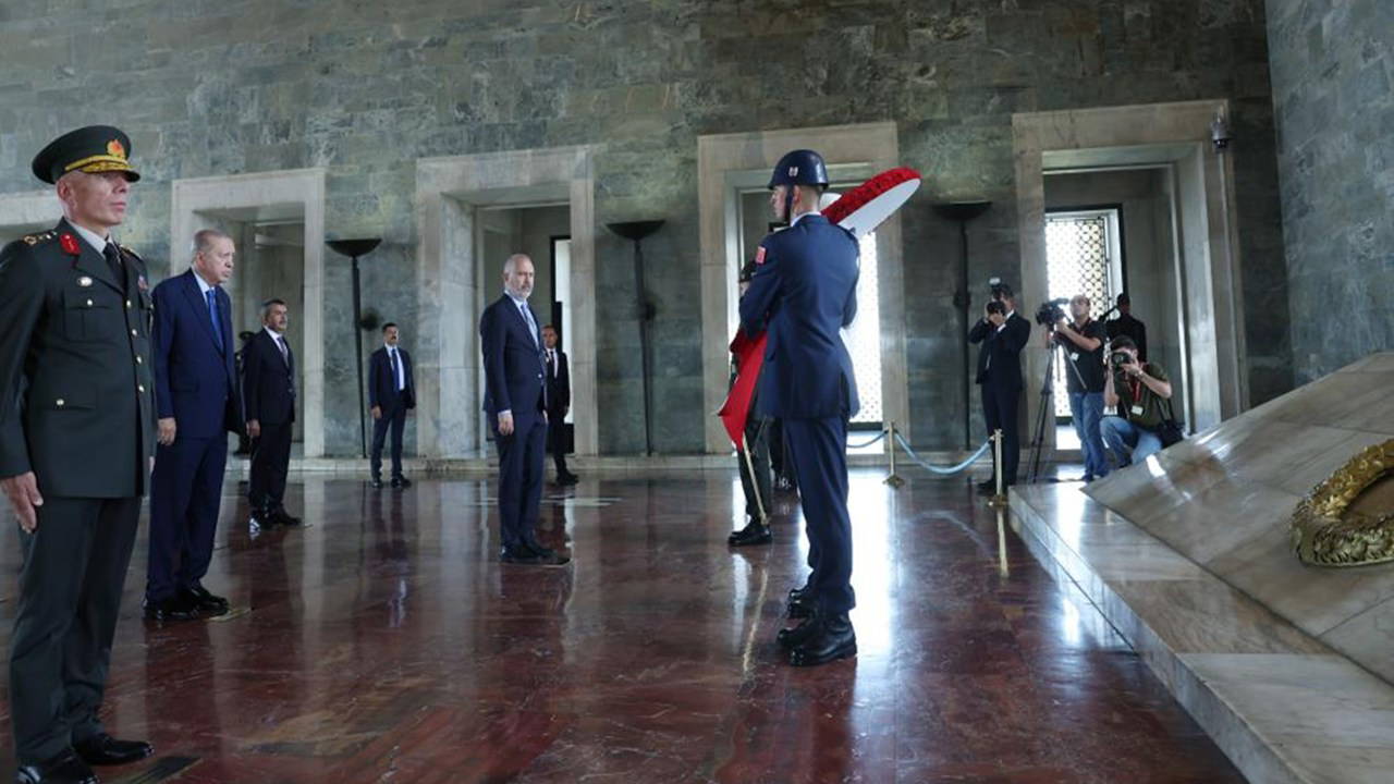 Erdoğan ve YAŞ üyeleri Anıtkabir'i ziyaret etti