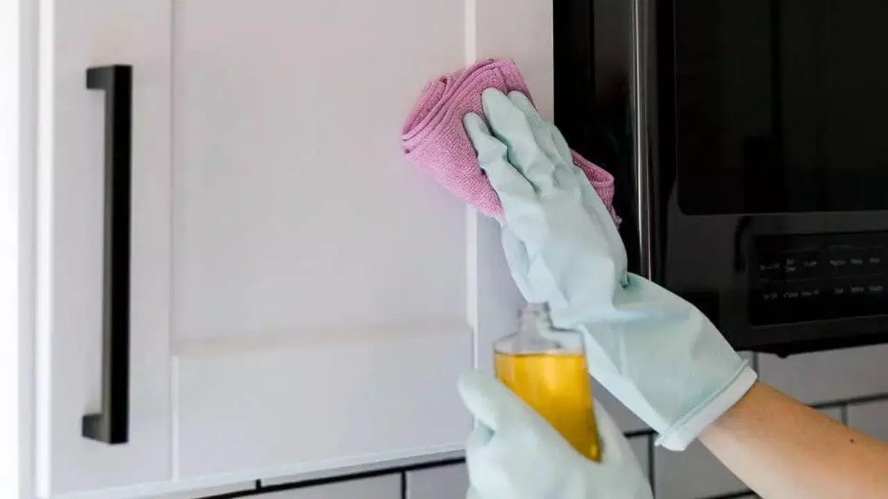 Doğal ve pratik temizlik tüyosu: Mutfak dolaplarındaki yağı çıkarmanın en etkili yolu