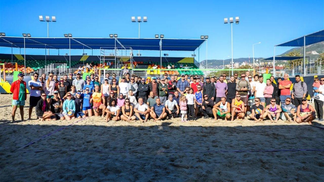 Alanya’da Plaj Voleybolu Halk Turnuvası büyük ilgiyle gerçekleşti